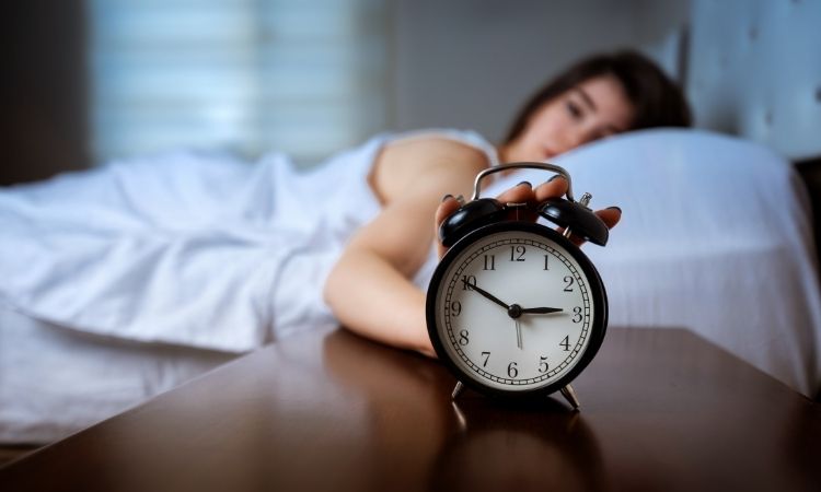 cách trị khó ngủ là biết thiết lập thời gian sinh học