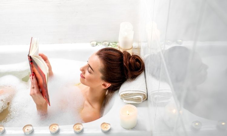 tắm nước ấm là một trong số những cách ngủ ngon